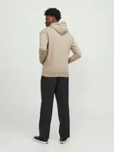 Canguro color beige con capucha y cordones ajustables, de manga larga y bolsillo tipo canguro.