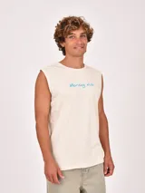 Musculosa sin mangas color negro, con cuello redondo y un pequeño estampado frontal en color claro.