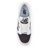 Championes New Balance BB480 de cuero blanco con detalles en negro y suela gris.