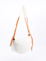 Bandolera blanca con correa de soga naranja y cierre superior.