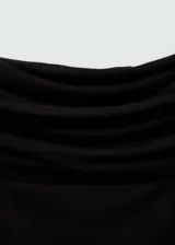 Camiseta azul marino de hombros descubiertos con cuello escotado, diseño entallado y mangas largas.