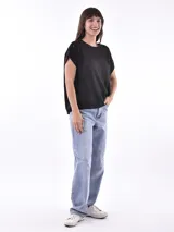 Blusa negra con canesú de encaje y mangas cortas con dobladillo.