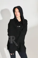 Buzo oversize negro de frisa esmerilada con capucha amplia, bolsillos laterales, terminaciones de puño y ruedo con rib, doble cordón con terminal termocontraíble y estampa serigrafiada en frente, manga y espalda con la palabra 'RENÉE'.