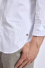 Camisa celeste de vestir, de corte clásico y manga larga.