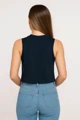 Musculosa azul marino sin mangas, de corte holgado y cuello redondo.