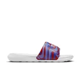 Chancletas Nike Victori One de mujer, color rojo con diseño ondulado en lila y logo de la marca en blanco.