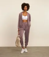Pantalón de jogging color lila confeccionado en microfibra con cintura elástica.