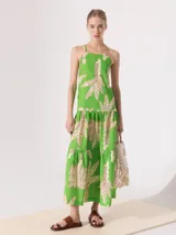 Vestido largo verde con estampado de palmeras, de breteles finos y espalda descubierta.