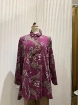 Blusón italiano largo de pana fina estampada con cuello camisero y cierre frontal con botones.