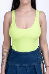 Body color naranja de tejido de punto acanalado, con breteles anchos y escote cuadrado.