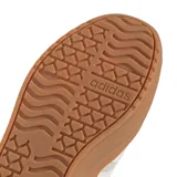 Championes urbanos Adidas VL Court Bold, color crema con detalles en blanco y suela marrón.