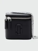 Cartera Marc Jacobs modelo The Mini Vanity, color negro, con logo en relieve y correa de cadena plateada.