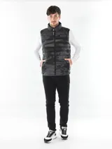 Chaleco Calvin Klein negro con estampado de camuflaje en tonos grises. Tiene cierre de cremallera, cuello alto y diseño acolchado.