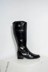 Bota alta de cuero negro con caña alta, punta redondeada y taco bajo.