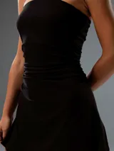 Minivestido negro ajustado, sin mangas y con escote recto.