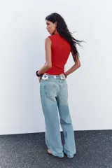 Top de manga sisa color marrón oscuro, con cuello redondo y corte ajustado.