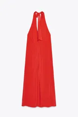 Vestido midi negro de tejido fluido, con cuello halter que se ata al cuello, escote en V y espalda descubierta.