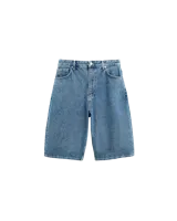 Bermuda de jean celeste, corte ancho y largo a la rodilla.