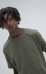 Remera verde militar de manga corta y cuello redondo, corte boxy fit, confeccionada en algodón.