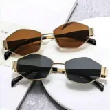 Lentes de sol hexagonales con marco dorado y lentes marrones y negros.