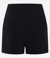Short negro de bengalina, corte recto, tiro alto y cierre lateral con cremallera.