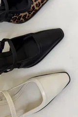 Zapato de cuero con diseño de leopardo, punta cerrada y pulsera ajustable, con taco de 7 cm.