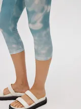 Calza 3/4 de lycra con estampado abstracto en tonos marrones, verdes y rosados.