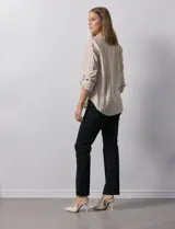 Blusa beige con rayas verticales blancas, escote en V y mangas 3/4 regulables con presilla y botón.