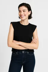 Blusa negra de algodón, corte al cuerpo y cuello redondo.