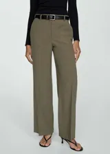 Pantalón de vestir color beige, de corte wide leg, tiro medio y pinzas frontales.