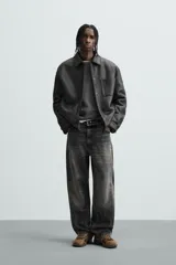 Sobrecamisa marrón de efecto piel con interior de borreguillo a tono, de corte relaxed fit, cuello solapa, manga larga con puños abotonados, bolsillos de plastrón en pecho y laterales, efecto lavado y cierre frontal con botones a presión.