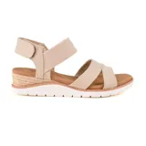Sandalia de tiras beige con parte superior de cambray suave y tela elástica, plantilla acolchonada Skechers Plush Foam®.