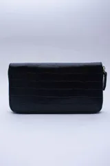 Billetera marrón con estampado de piel de serpiente, cierre perimetral, múltiples ranuras para tarjetas, documentos y billetes, y bolsillo interior con cierre para monedas.