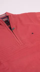Sweater tejido gris, con medio cierre y logo bordado, ideal para media estación.