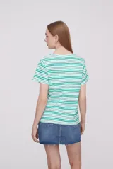 Remera blanca con rayas horizontales verdes, cuello en V y mangas cortas.