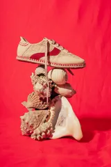 Championes de cuero color beige con detalles en rojo, suela de yute y cordones con diseño trenzado.