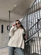Campera de pana color crudo con cierre y bolsillos.