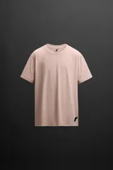 Camiseta deportiva marrón de tejido técnico ligero y elástico con estructura. Cuello redondo, manga corta, costuras planas y logo estampado.