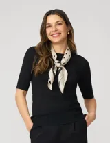 Buzo violeta tejido en hilado fino, con cuello redondo y mangas 3/4.