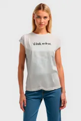 Remera blanca de algodón con mangas cortas y cuello redondo. Estampa frontal con la frase "'til death, we do art.".