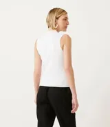 Musculosa negra de punto acanalado con cuello alto y tirantes anchos.