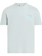 Remera celeste de corte clásico con cuello redondo y logo CK estampado en el pecho.