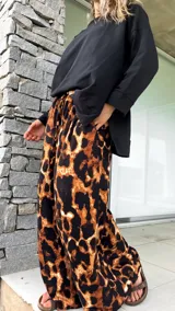 Pantalón palazzo de tiro alto con estampado de leopardo en tonos marrón y negro.