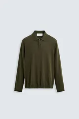 Polo de manga larga color verde militar, de punto tejido en hilatura italiana, corte regular fit, cuello solapa con cierre frontal de botonadura y acabados en rib.