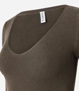 Suéter de punto color beige, con escote en V y mangas largas.