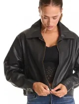 Camperita negra de eco cuero, estilo bomber o con cierre frontal, cuello solapa y puños ajustados.