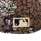 Gorro New Era 59Fifty de los Los Angeles Dodgers, con diseño camuflado en tonos marrón, beige y negro. Visera plana de charol negro y logo del equipo bordado en el frente.
