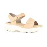 Sandalias de plataforma color beige con tiras anchas y ajuste con hebilla.