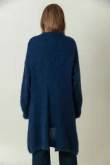 Cardigan largo color marrón de mohair con bolsillos frontales.