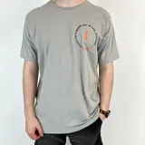 Remera de algodón de alta calidad con doble estampado y corte clásico.